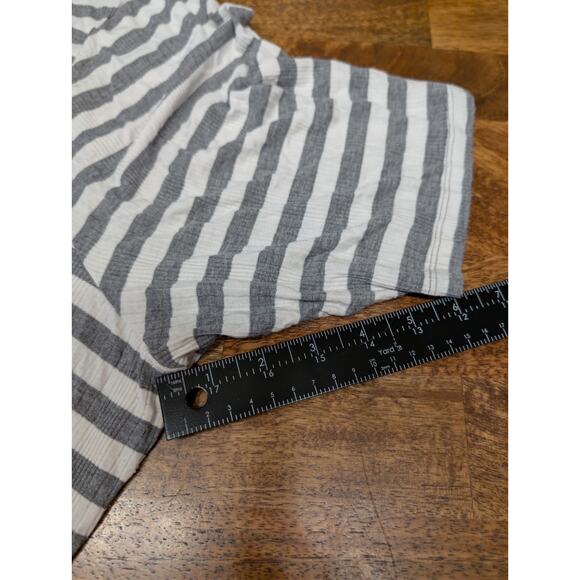 Torrid womens shirt Size 5x 28 Plus Gray White Striped Henley Top Tunic EUC - Picture 6 of 11